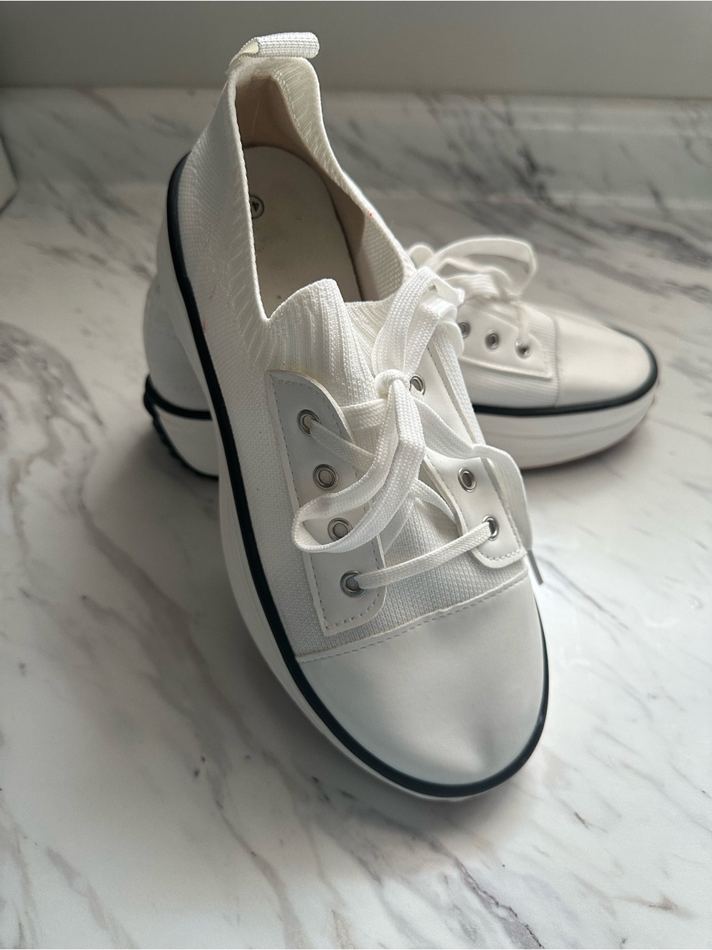 White Women’s Casual Low-Top Sneakers - Unbranded size 9 but a little loose